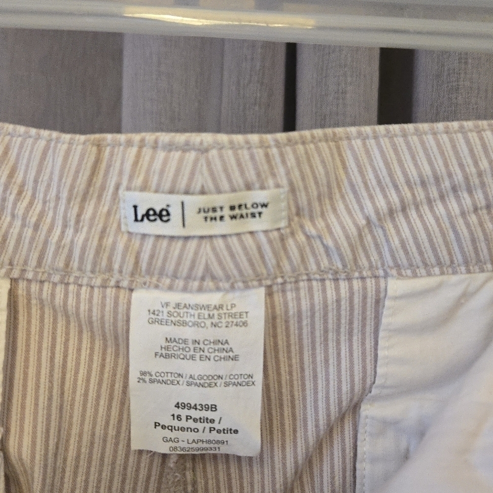 Lee Women's Striped Tan & Wht Shorts Stretch Breathable Comfort - Picture 3 of 3